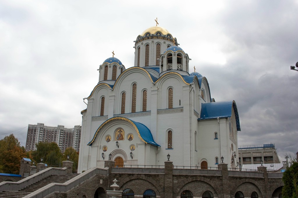 Москва ясенево богородица. Храм Покрова Пресвятой Богородицы в Ясеневе Ясенево. Храм в Ясенево новый Новоиерусалимской. Храм в Ясенево в храме Покрова Пресвятой Богородицы.