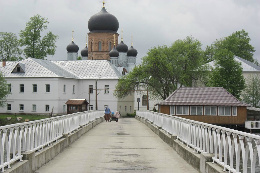 Свято-Введенский островной монастырь в Покрове