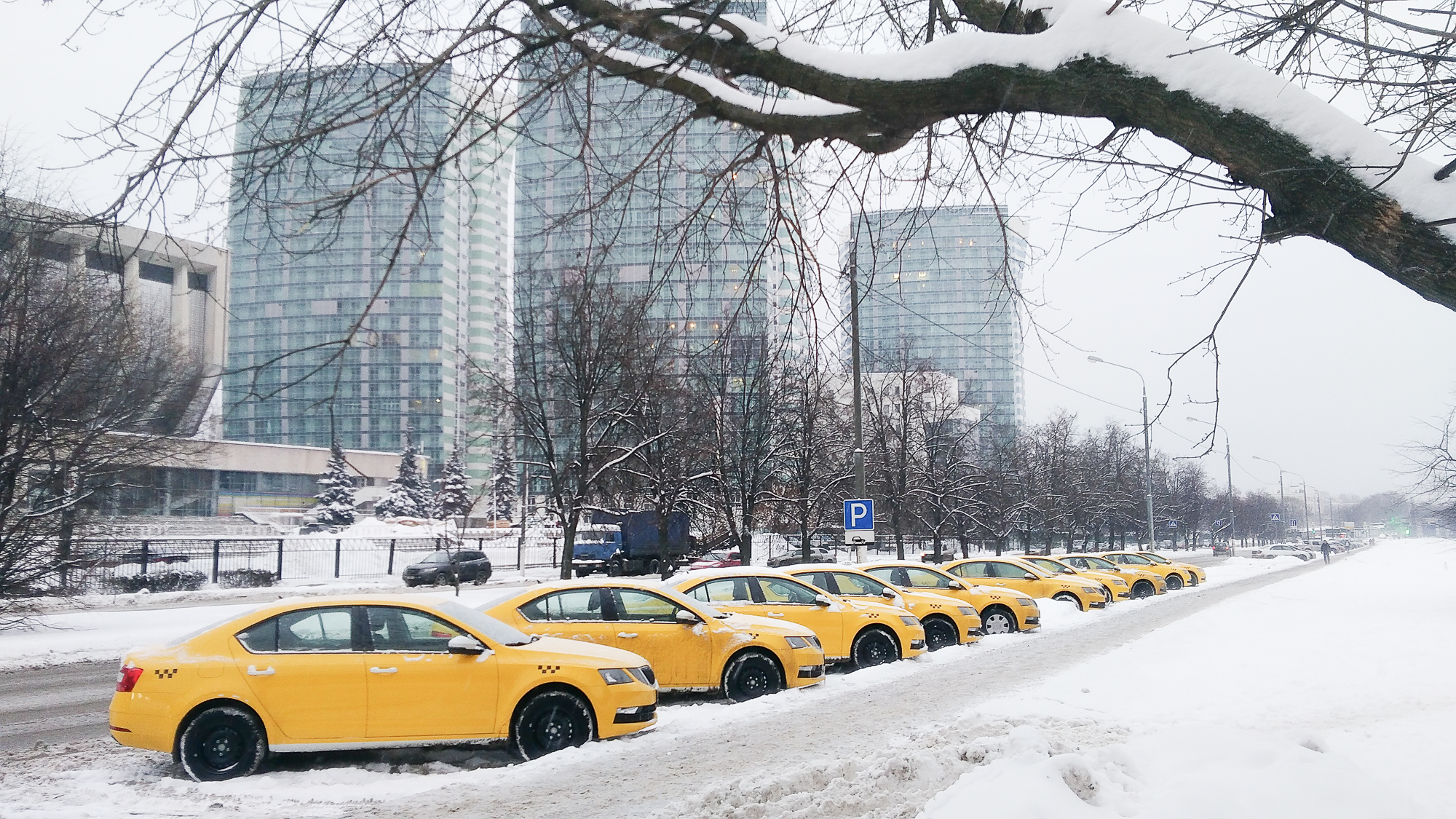 Парковка такси во дворе жилого дома